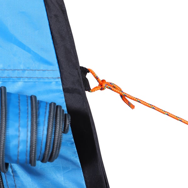 Detailaufnahme einer blauen Zeltwand mit Befestigungsschlaufe und einer gespannten orangefarbenen Abspannleine.