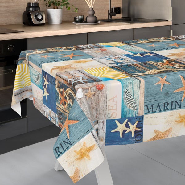Tischdecke mit maritimem Patchwork-Muster aus Seesternen und Muscheln in einer organisierten, hellen Küche.