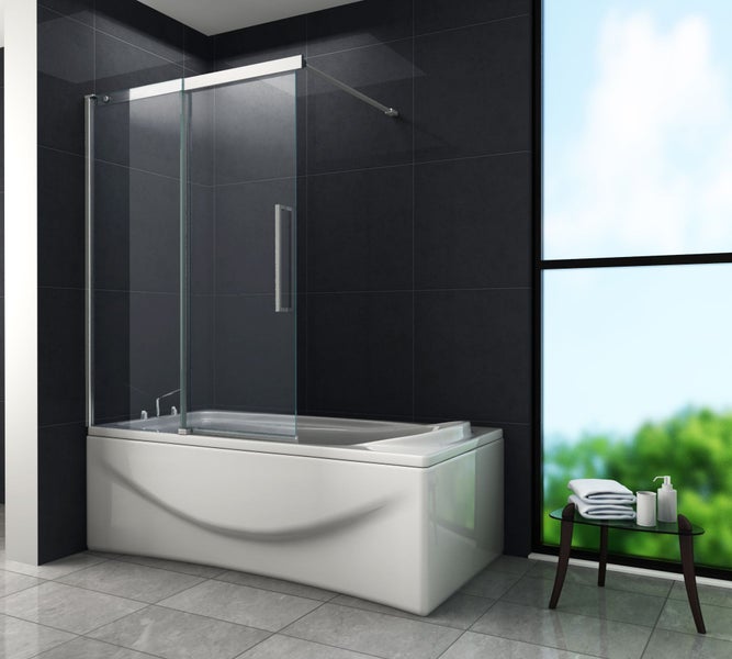 Bad mit Badewannenaufsatz aus Glas und Ablagetisch im Badezimmer.