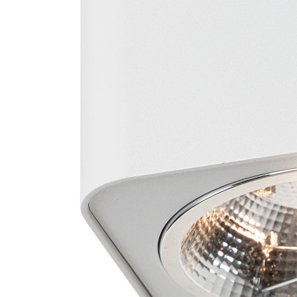 Detailansicht einer weißen Deckenleuchte mit eingesetztem Leuchtmittel