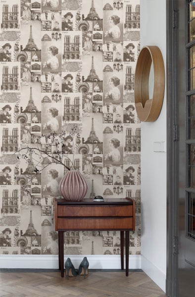 Zimmer mit Kommode und Tapete mit Paris-Motiven