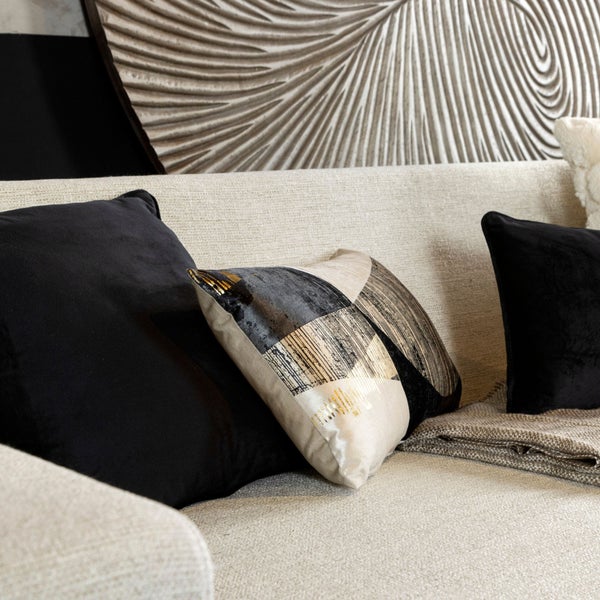 Dekoratives Sofa mit Kissen und Decke