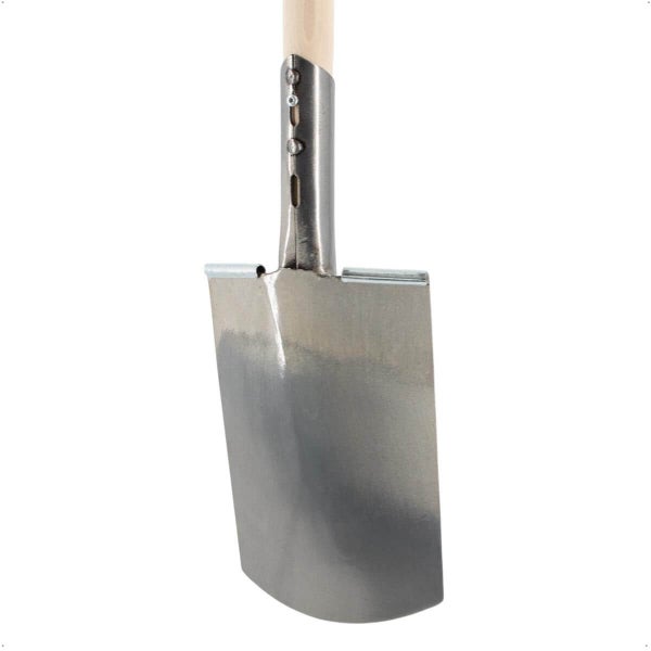 Spaten mit Metallblatt, Holzstiel und Trittkante für Gartenarbeiten.