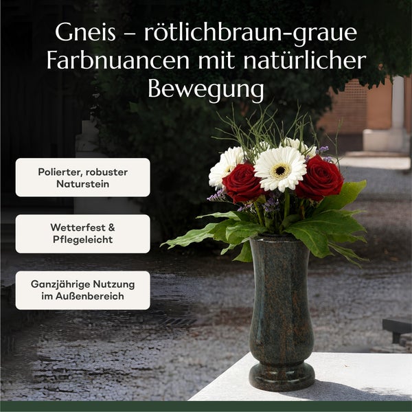 Grabvase aus Gneis mit Blumenstrauß, polierter Naturstein, wetterfest und pflegeleicht für den ganzjährigen Außeneinsatz auf Friedhöfen.