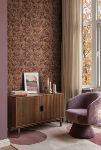 Tapete mit braunem Blumenmuster in einem gemütlichen Wohnzimmer mit Holzkommode, lila Samtsessel und beigen Vorhängen.