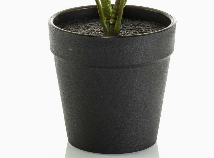 Schwarzer Blumentopf aus Kunststoff mit strukturierter Oberfläche und Pflanzenstiel.