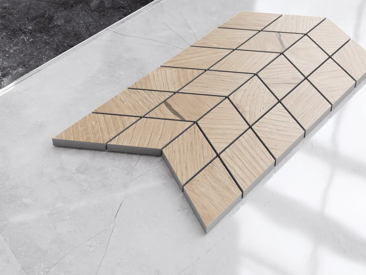 Mosaikfliese in Holzoptik mit Rautenmuster, Chevron-Design für Wand oder Boden.