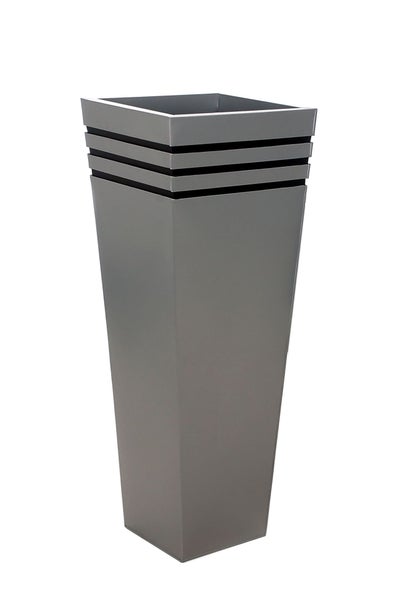 Quadratischer hoher Pflanzkübel in Grau mit horizontalen schwarzen Streifen am oberen Rand.