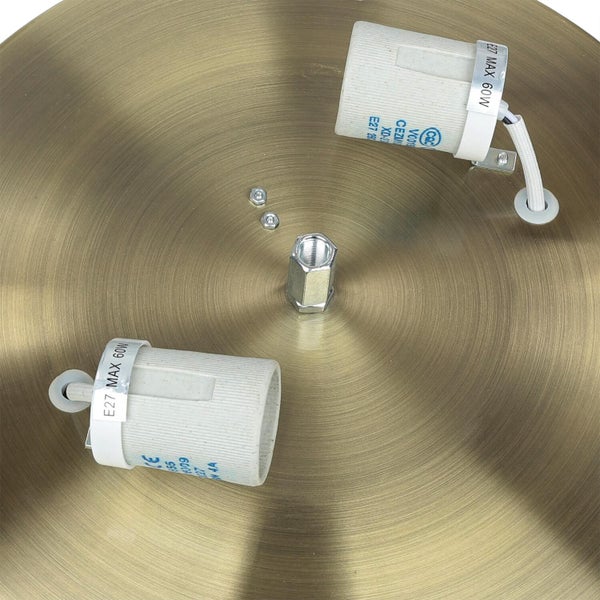 Detailansicht einer Deckenleuchte mit zwei E27 Fassungen und einer maximalen Leistung von 60 Watt.