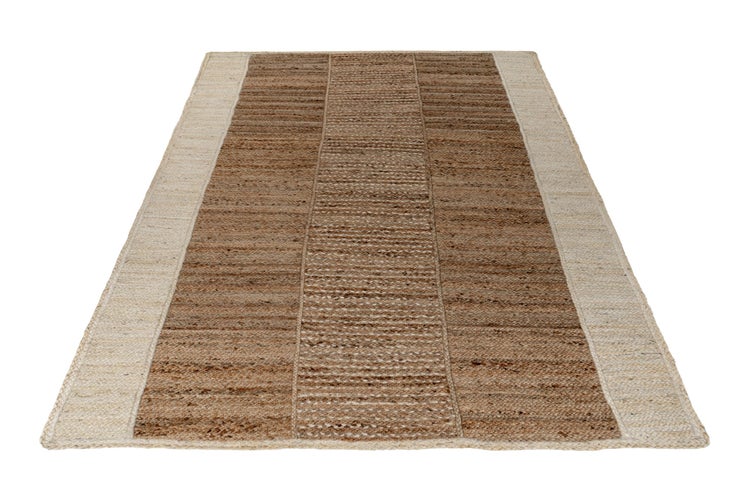 Rechteckiger Teppich im Orient-Stil mit filigranem floralem Muster, dunkelblauem Innenfeld und heller Bordüre.