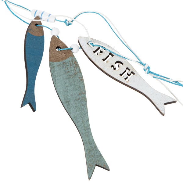 Dekohänger aus Holz mit drei Fischen und Schriftzug für maritime Dekoration.