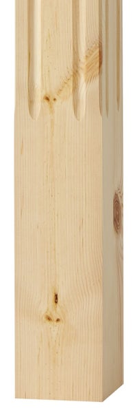 Kannelierter Treppenpfosten aus massivem Holz mit dekorativen Längsnuten und sichtbarer Holzmaserung.