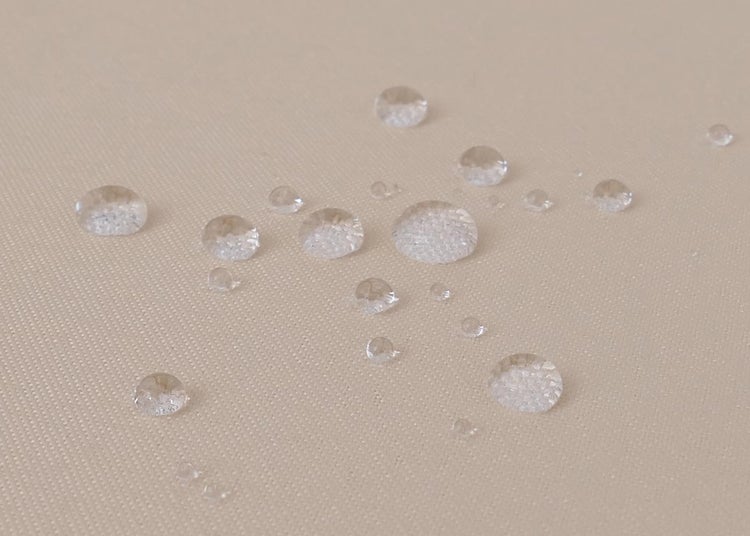 Wassertropfen auf wasserabweisendem Stoff