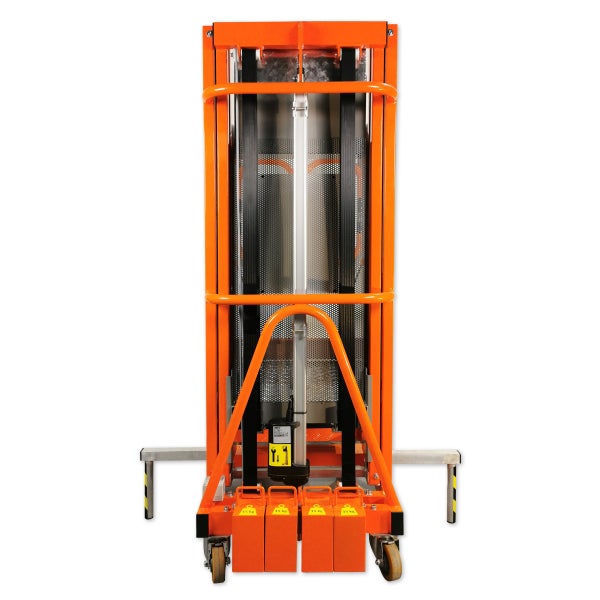 Mobiler Plattenlifter aus orangefarbenem Metall mit Gegengewichten und Rollen.