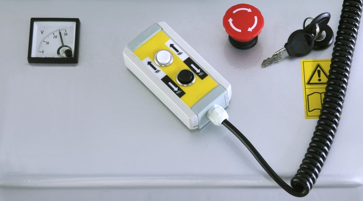 Bedienelemente und Sicherheitseinrichtungen auf einer Werkbank