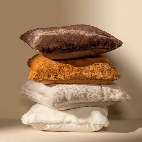 Stapel aus vier Zierkissen mit Felloptik