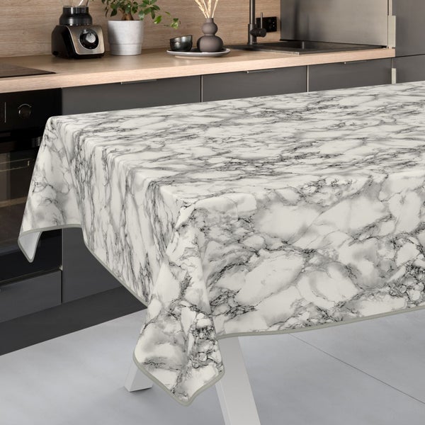 Tischdecke mit Marmormuster auf einem Küchentisch
