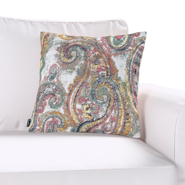 Dekokissen mit Paisleymuster auf einem Sofa