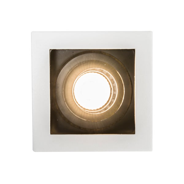 Quadratischer weißer Einbaustrahler mit runder, leuchtender Lichtquelle.