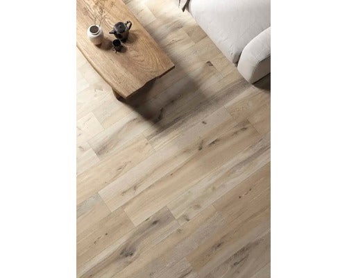 Beige Fliesen in Holzoptik im Wohnzimmer mit Couch und Tisch