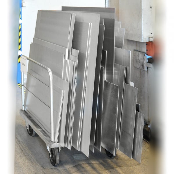 Stapel Metallplatten auf einem Transportwagen