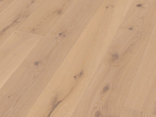 Holzparkettboden mit Eichenholzmaserung und sichtbaren Astlöchern verlegt im Landhausdielenformat