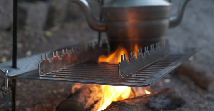 The Favilla Cumbo Outdoor Kochsystem – Edelstahl Kocher mit Teebereiter & Frischhaltefach, höhenverstellbar, zerlegbar & mit Tragetasche – Camping Feuerkocher