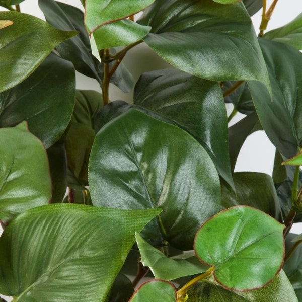 Detailaufnahme eines künstlichen Pflanzenstiels mit gezackten grünen Blättern und realistischer Textur.