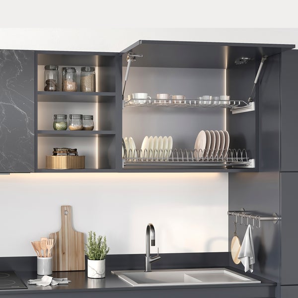 Moderne Küche mit dunkelgrauen Schränken, Oberschrank mit integriertem Geschirrkorb, Edelstahl-Spülbecken und Küchenarmatur.
