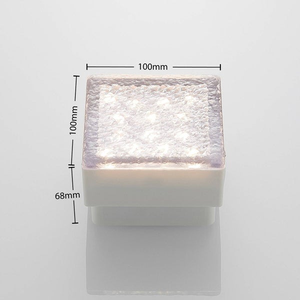 Quadratische LED-Bodenleuchte aus Glas mit den Maßen 100 Millimeter mal 100 Millimeter und einer Höhe von 68 Millimeter.