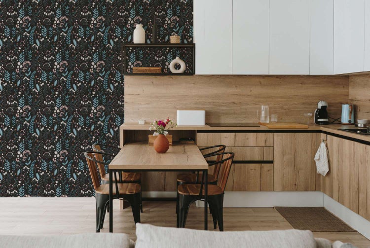 Moderne Küche mit dunkler Blumentapete, Holzelementen und integriertem Esstisch.