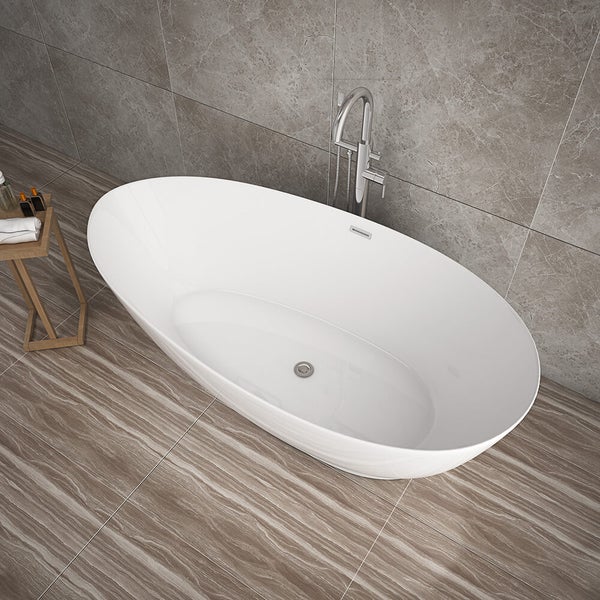Freistehende ovale Badewanne in einem modernen Badezimmer mit grauen Fliesen und stehender Armatur