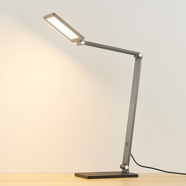 Moderne LED-Schreibtischlampe in Anthrazit mit verstellbarem Gelenkarm und flachem, rechteckigem Standfuß.