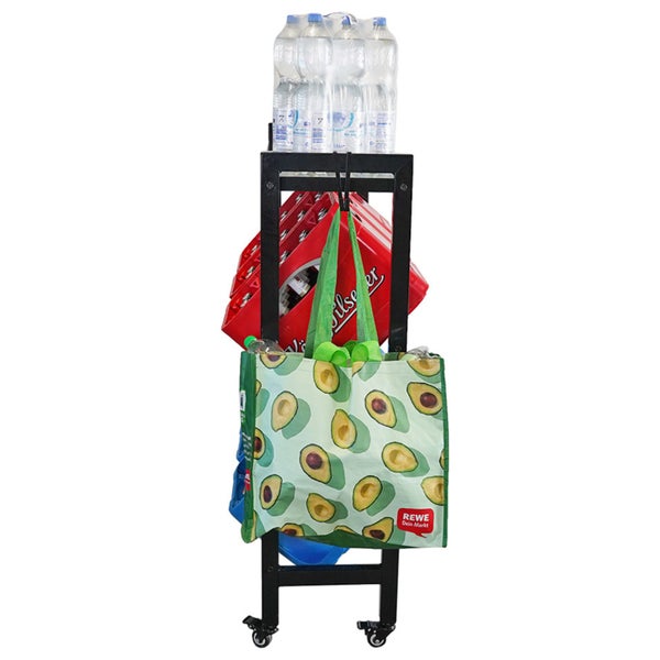 Einkaufswagen mit Wasserflaschen, Bierkasten und Einkaufstaschen
