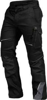 Schwarze Arbeitshose mit mehreren Taschen, verstärkten Kniepartien und reflektierenden Details.