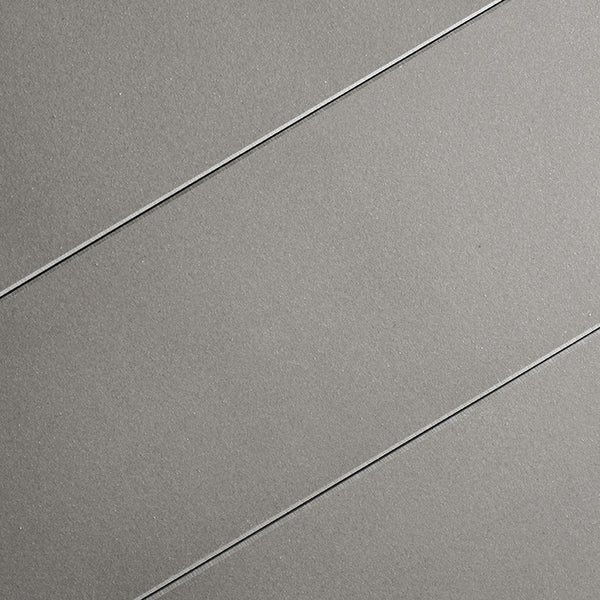 Nahaufnahme von keramischen Fliesen mit feiner Oberflächenstruktur und diagonaler Fugenführung