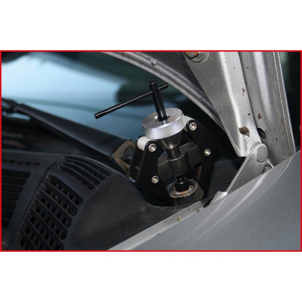 Scheibenwischerarm Abzieher im Einsatz am Fahrzeug