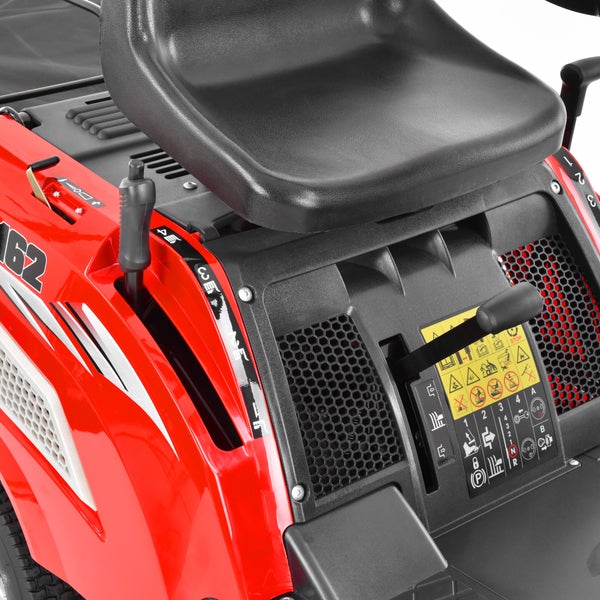 Detailaufnahme eines Rasentraktors mit Sitz und Bedienelementen