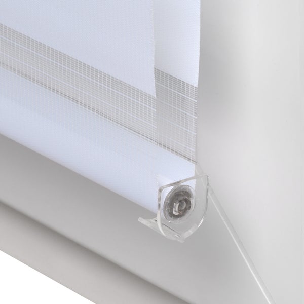 Detailansicht eines Doppelrollos mit Halterung am Fensterrahmen