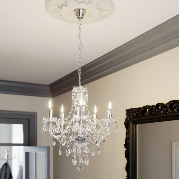 Kristalllüster mit fünf Leuchten hängt im Raum