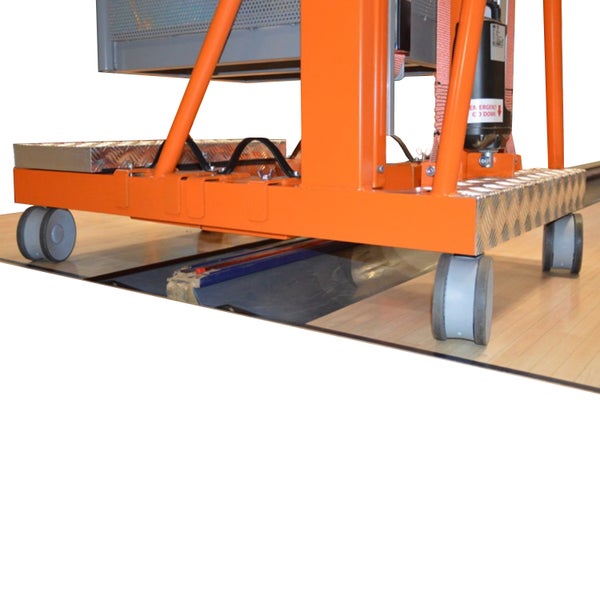 Untergestell einer orangefarbenen Hebebühne mit vier grauen Rollen auf Holzboden.