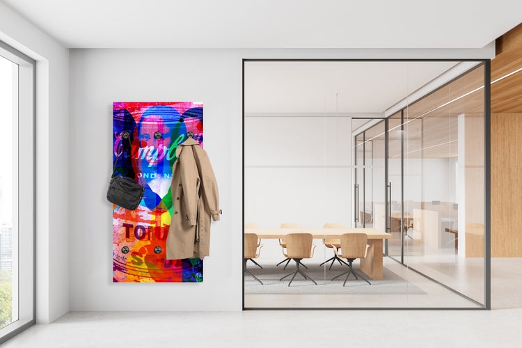 Büroszene mit Garderobe, Tasche und Mantel an einer Wand sowie einem Konferenzraum mit Glastüren