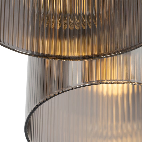 Detailansicht einer gerippten Kunststofflampe mit Beleuchtung