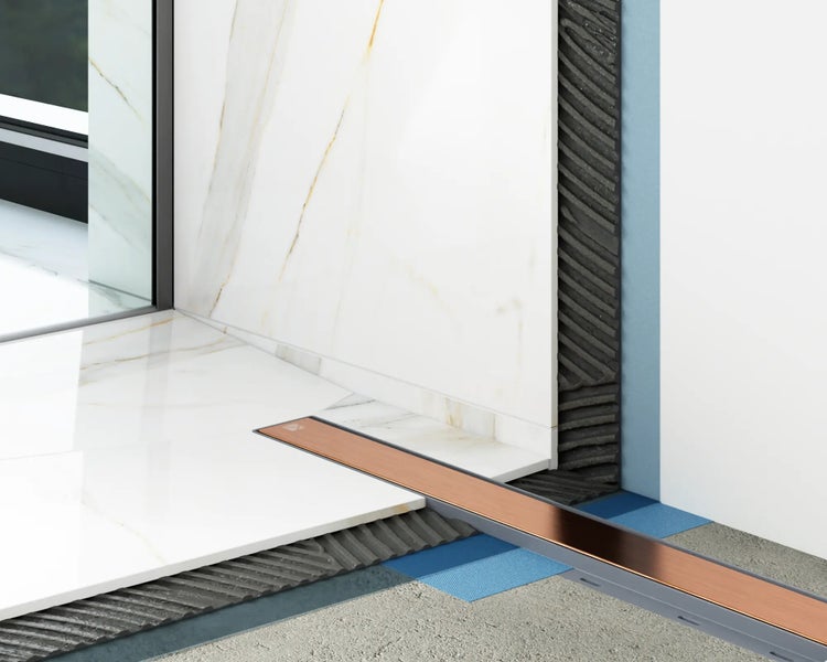 Detailaufnahme eines Badezimmers mit linearer Duschrinne, Fliesen und Abdichtungssystem