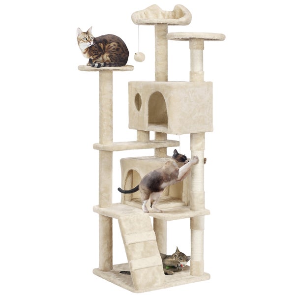 Katzenkratzbaum mit mehreren Ebenen und drei Katzen