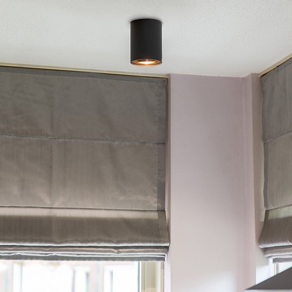 Schwarze Deckenleuchte im Innenraum