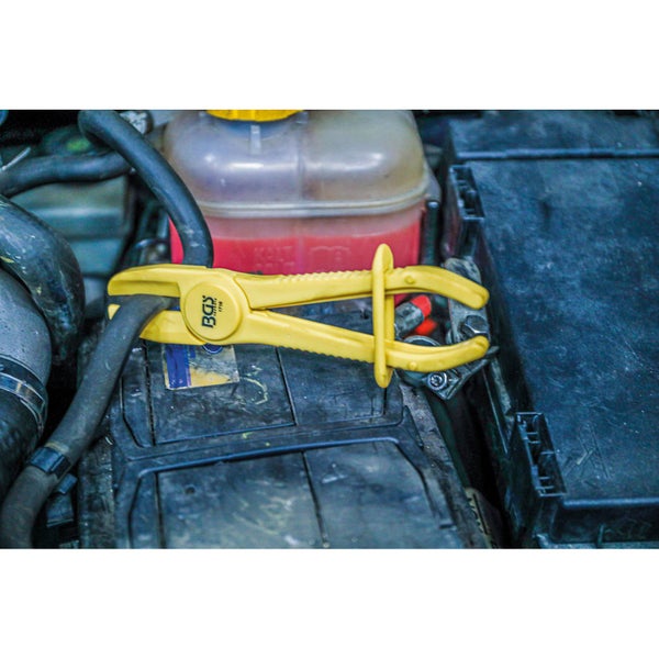 Gelbe Schlauchklemme am Autoschlauch befestigt