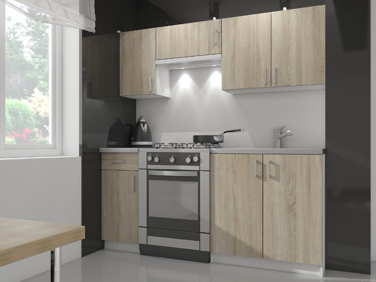 Küchenzeile mit Spüle, Herd und Hängeschränken in hellem Holzdekor