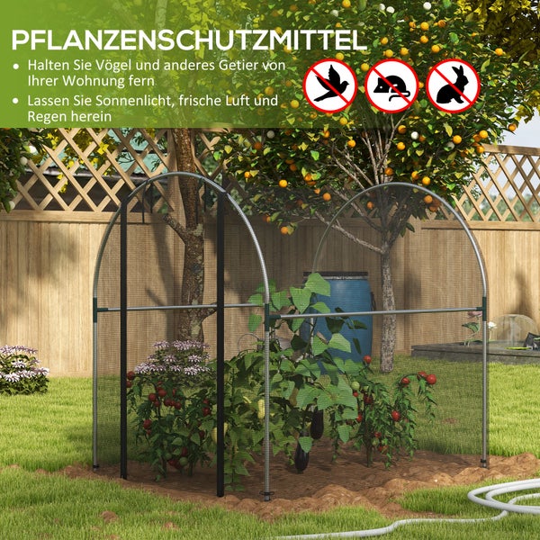 Tomatenschutznetz in Tunnelform mit Metallrahmen über Tomatenpflanzen im Garten vor einem Holzhaus.