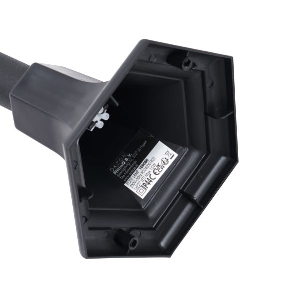 Innenansicht des sechseckigen Sockels einer Außenleuchte mit Typenschild, Angabe zum Spritzwasserschutz IP44 und der E27 Fassung.